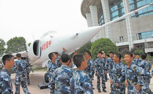 成为空军青少年航空学校学
