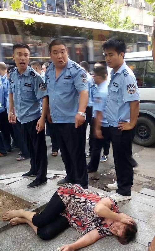 区发生一起城管暴力执法事件,51岁的女店主廖梅香被协管队员殴打致伤