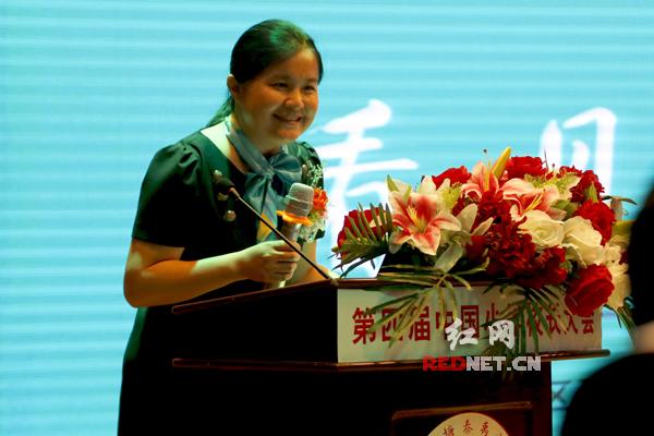 (砂子塘泰禹小学校长李臻以"看见成长"为题介绍学校特色工作.